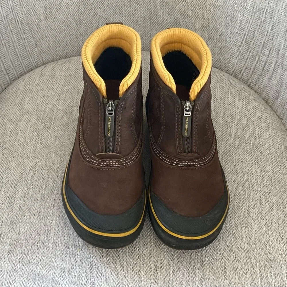 Clarks Water proof Leather Mugs Booties.